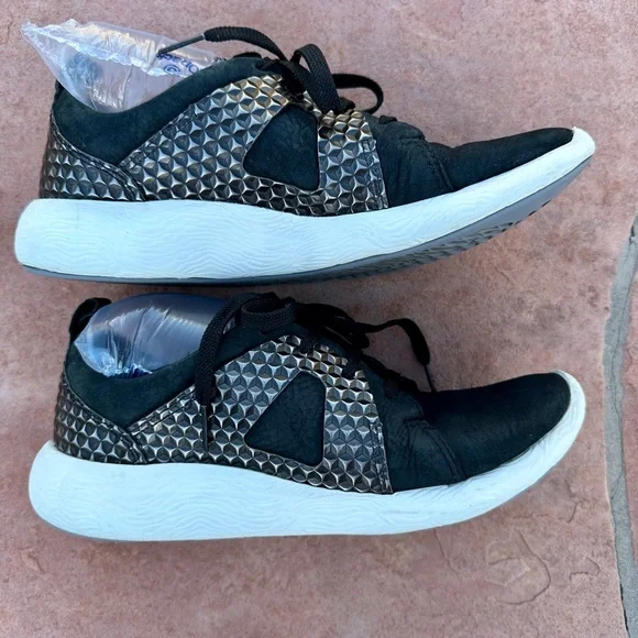 Clarks| Artisan Black Suede Tennis Shoes | Size 8 | Good pre-worn condition! - Picture 4 of 9